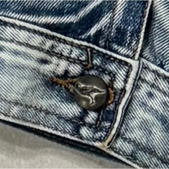 **NEW** - WOMEN’S DENIM DISTRESSED BLUE JEAN JACKET W/LACE (SMALL) - Picture 6 of 8